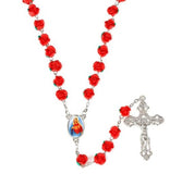 Chapelet Catholique médaille de la Vierge Marie et ses perles de roses détails de la croix et du médaillon