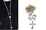 Chapelet Catholique Argentée et Perles de Couleur porté par un mannequin