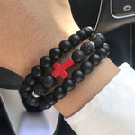 Bracelet Religieux Perles Naturelles pierre de lave noir croix rouge porté par un mannequin