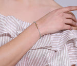 Bracelet Chrétien Femme Perles sur une mannequin