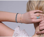 Bracelet Chrétien Femme Perles porté par une mannequin