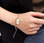 Bracelet Vierge Marie Médaillon porté par un mannequin