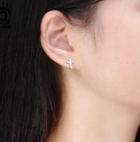 Boucles d'oreilles Croix Femme Cristal porté par un mannequin