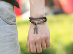 Bracelet en Cuir Croix et Plaque citation Chrétienne porté par un mannequin
