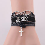 Bracelet en cuir noir Love Jésus porté par un mannequin