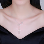 Collier croix pour femme et signe de l'infini porté par une mannequin