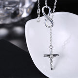 Collier croix pour femme et signe de l'infini détails du pendentif
