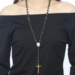 Chapelet Catholique en Perles Polies Noire et Or porté par une mannequin