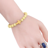 Bracelet Religieux Catholique Elastique en Perles Naturelles jaune porté par un mannequin