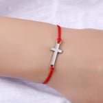 Mini bracelet croix Chrétienne rouge porté par un mannequin