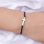 Mini bracelet croix Chrétienne bleu porté par un mannequin