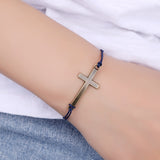 Mini bracelet croix Chrétienne vintage porté par un mannequin