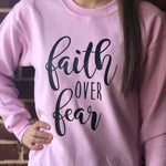 Sweat Jésus Femme Faith Over Fear - La Foi au Dessus de la Peur rose