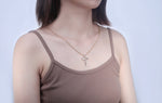 Collier Croix Chrétienne pour Femme porté par une mannequin