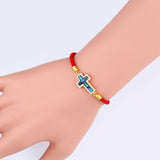Bracelet Chrétien Coquille d'Ormeau rouge porté par un mannequin
