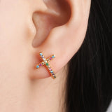 Boucles d'oreilles Croix Femme Multicolores porté par un mannequin