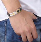 Bracelet Chrétien en cuir et métal poli porté par un mannequin